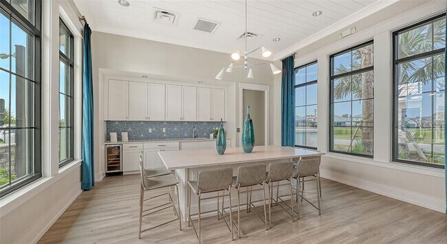 Building Photo - 16905 Sweetwater Village Dr