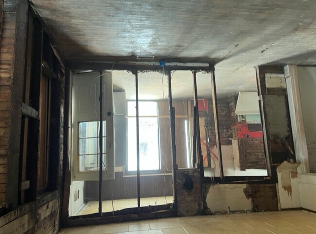 Building Photo - Handy Man Special! - $290 MONTH / $300 DOWN