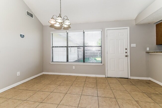 Building Photo - 4017 Dorchester Dr