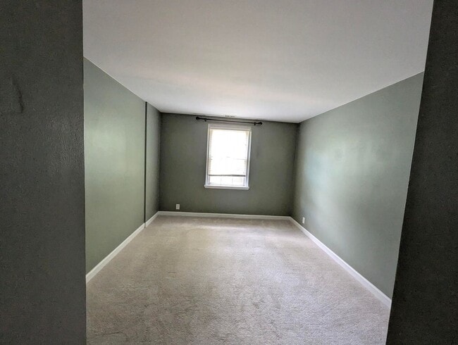 Building Photo - Stunning And Spacious 2-Level, 1 Bedroom, ...