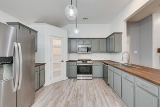 Building Photo - 9216 Newport Ln