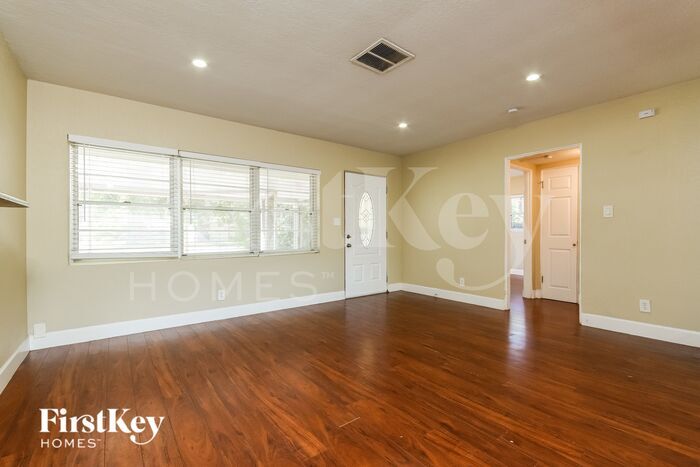 Building Photo - 630 N Lakemont Ave