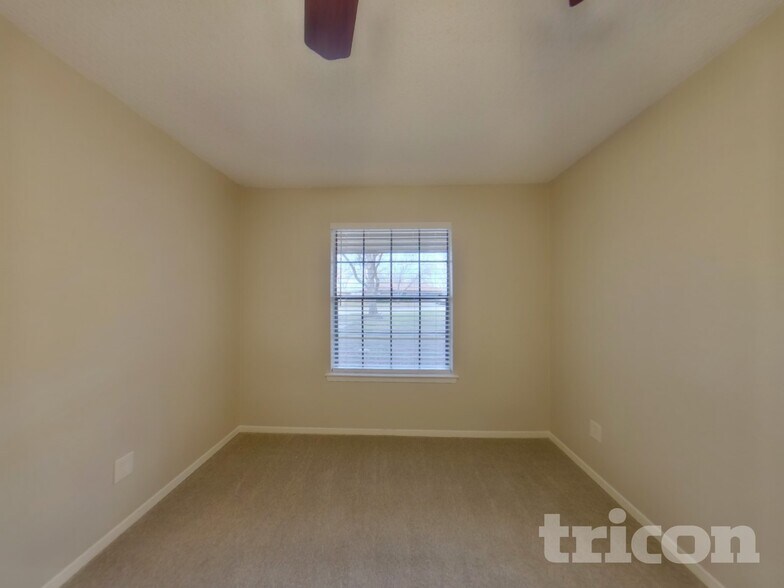 Building Photo - 1020 Almond Dr
