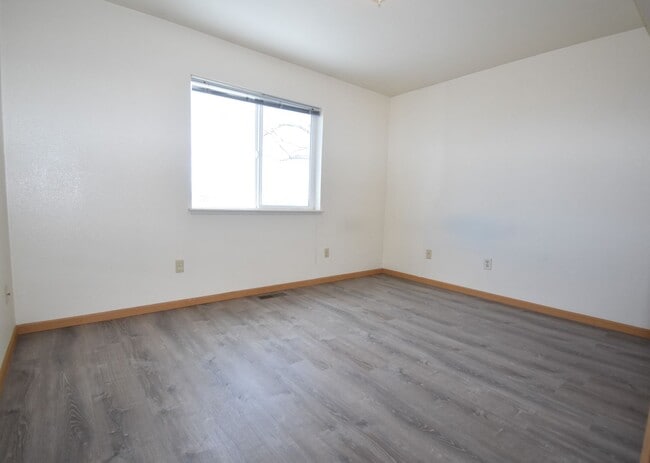 Building Photo - Beautiful 2 bedroom apartment with attached garage!