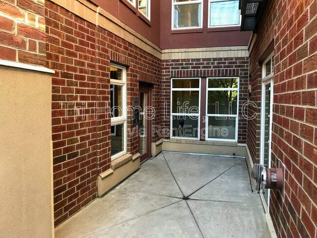 Building Photo - 10184 Park Meadows Dr