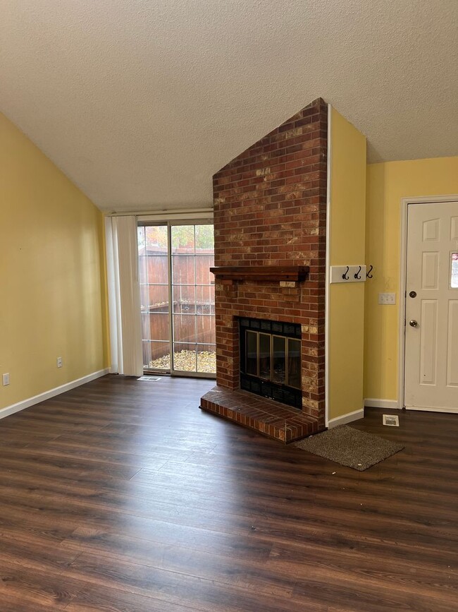 Building Photo - Newly Renovated 3 Bed / 3 Bath Townhome in...