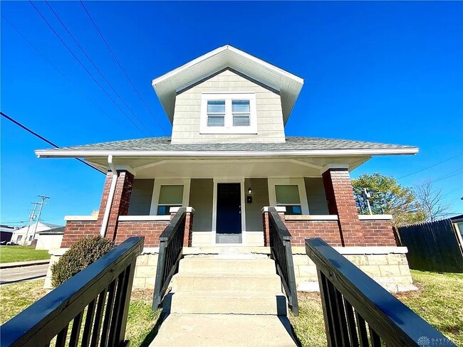 Building Photo - 100 E 3rd St