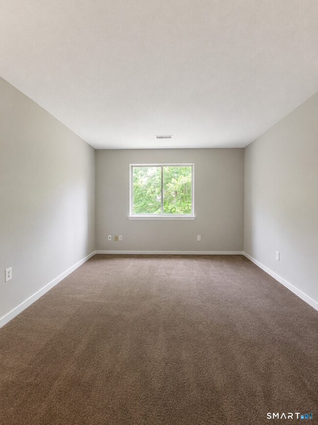 Building Photo - 12 Greenbriar Dr