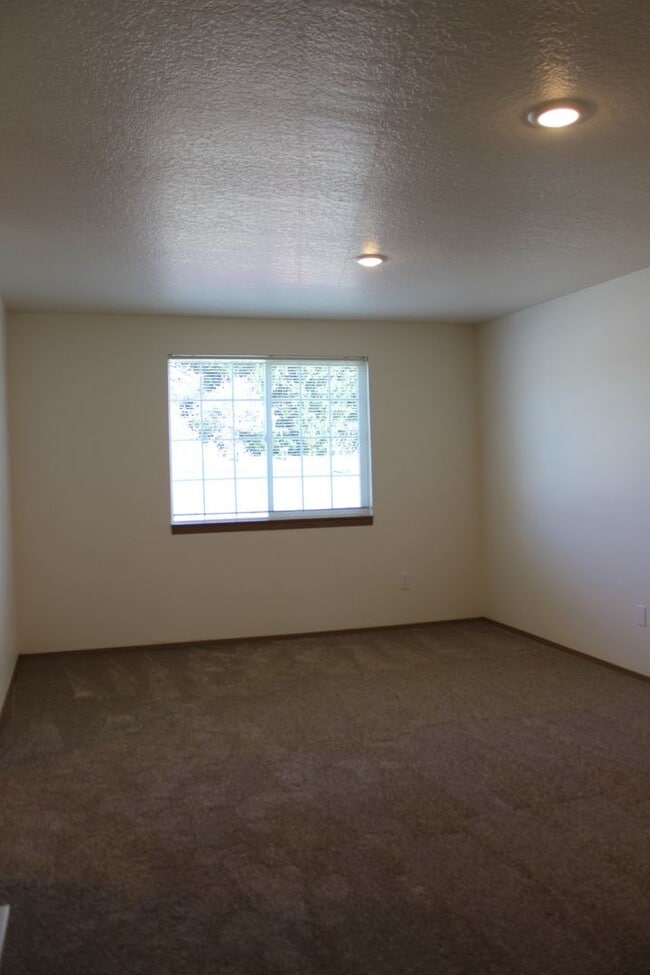 Building Photo - 3 bedroom 2.5 bath family home in quiet Scappoose neighborhood