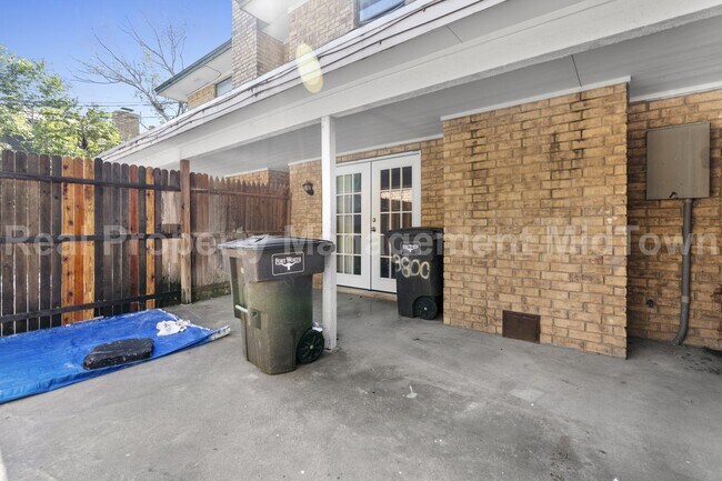 Building Photo - Spacious 2-Bedroom Duplex in South Fort Wo...