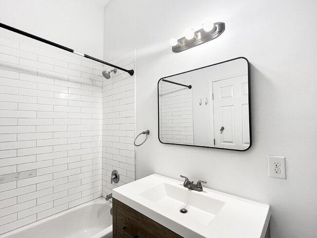 Building Photo - 1012 E Park Ave