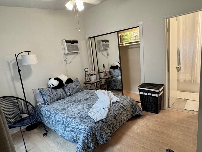 Building Photo - 10519 Chandler Blvd