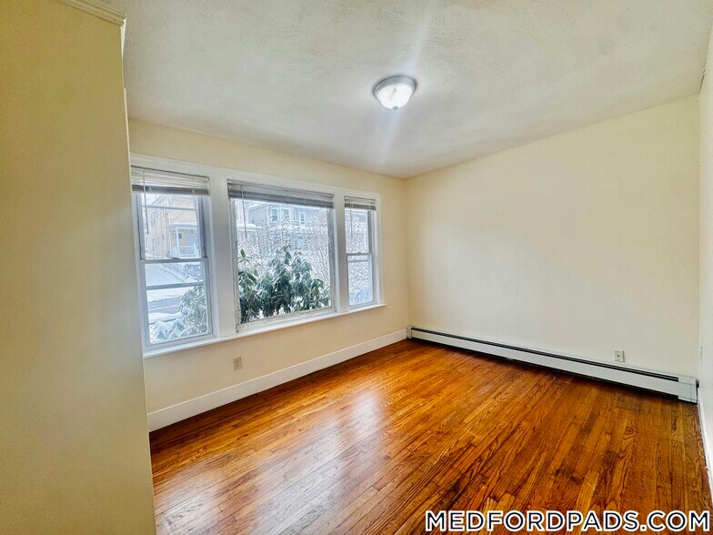 Building Photo - 569 Main St