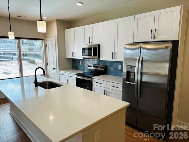 Building Photo - 525 N Linwood Ave