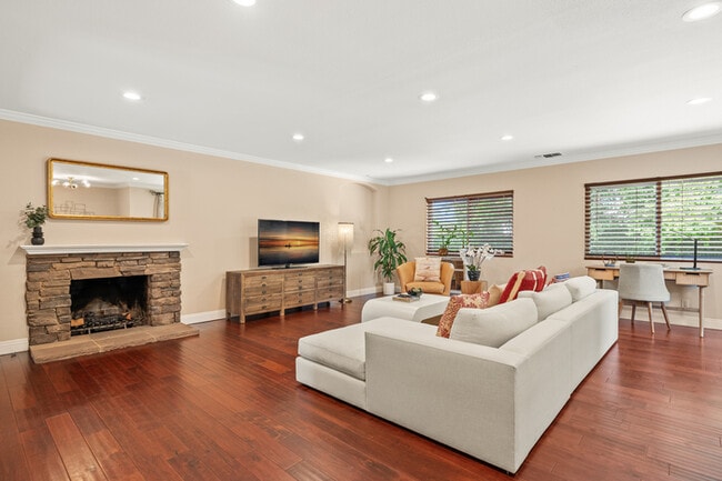 Building Photo - Chic Family house in West Covina