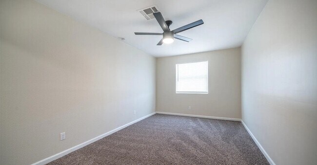 Building Photo - 5638 N 61st Ln