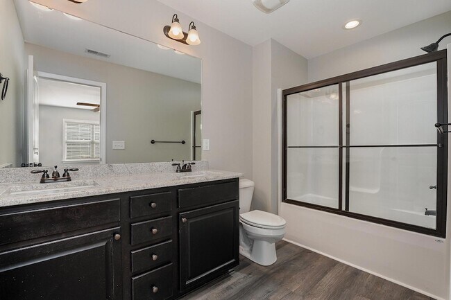 Building Photo - 407 E 3rd St