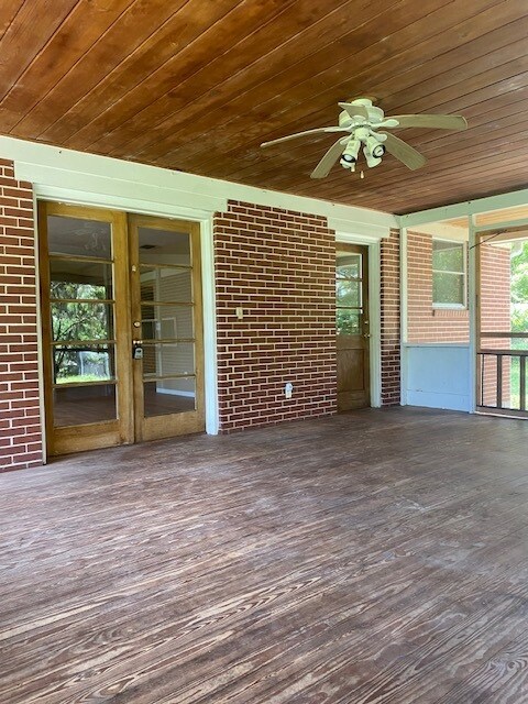 Building Photo - 1600 W Plymouth Ave