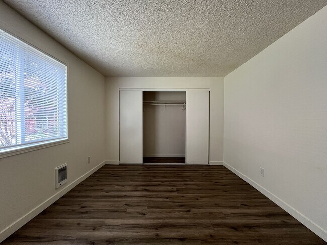 Building Photo - Spacious Corner Apartment with Three Bedrooms, Open Living Space & Modern Kitchen