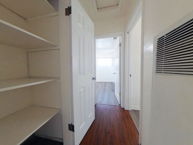 Building Photo - 7 Bedroom 4 Bath Home a hop and a skip to campus- SUPER CLOSE TO CAMPUS!