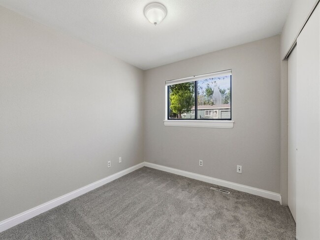 Building Photo - Beautiful Home in Central Fort Collins Location!