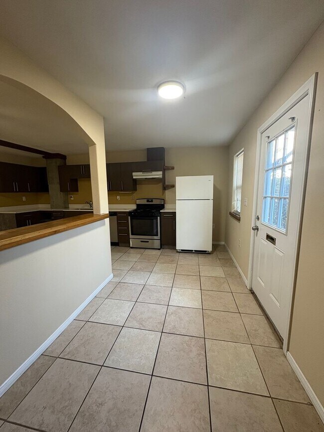 Building Photo - 377 Douglas St