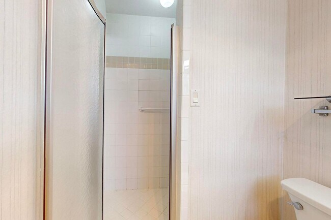 Building Photo - NE Brick Ranch 3/Bd 2/Ba 2 Cg 1782/sf