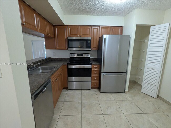 Building Photo - 15201 Glenmoor Dr