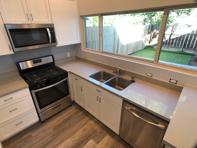 Building Photo - Charming 2-Bedroom Fully Remodeled Home with Giant Yard in the College West Area! |Available Imme...