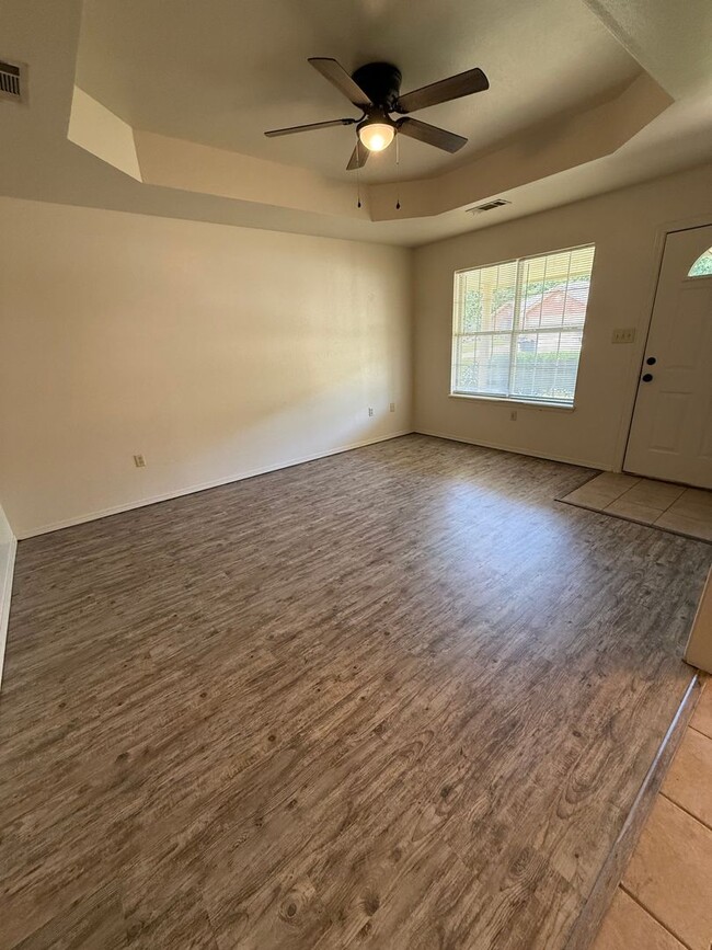 Building Photo - 3 Bed 2 Bath House With 2 Car Garage.