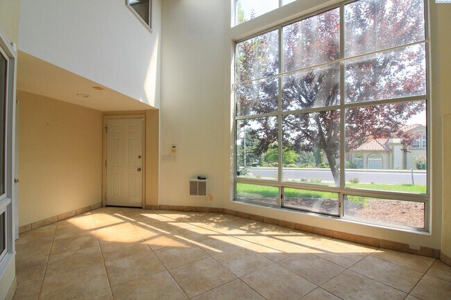 Building Photo - 4 Bed/2 Bath + an Office Richland House