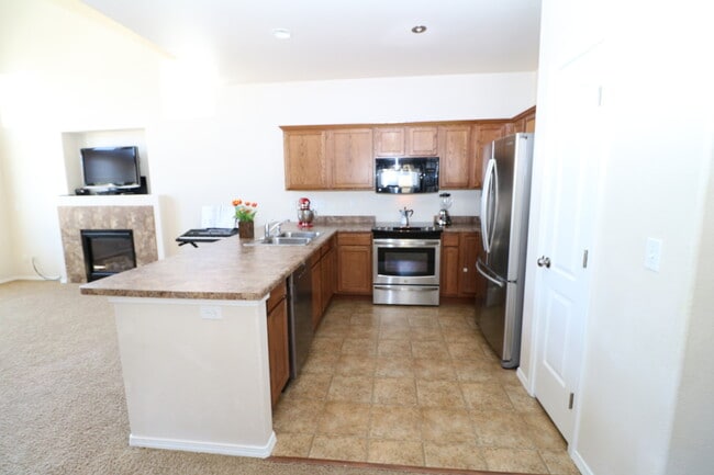 Building Photo - 3bdrm 3bath home with 2 car garage