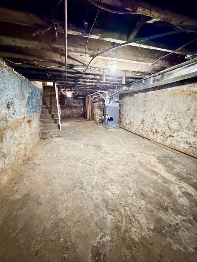 Building Photo - 426 N Salford St