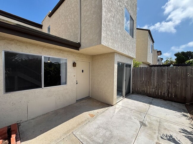 Building Photo - Spacious 3BD/2.5BA Townhouse in UTC W/ 2-C...