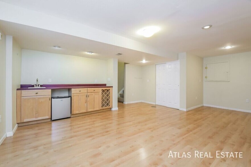 Building Photo - 5541 Spruce Ave