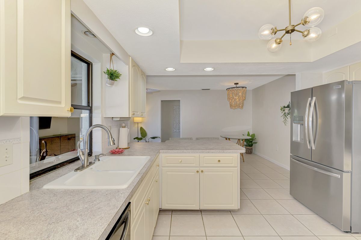 Building Photo - 2221 Pine View Cir