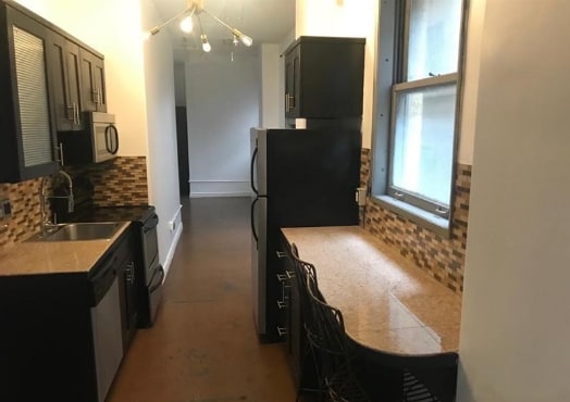 Building Photo - 215 W 7th St