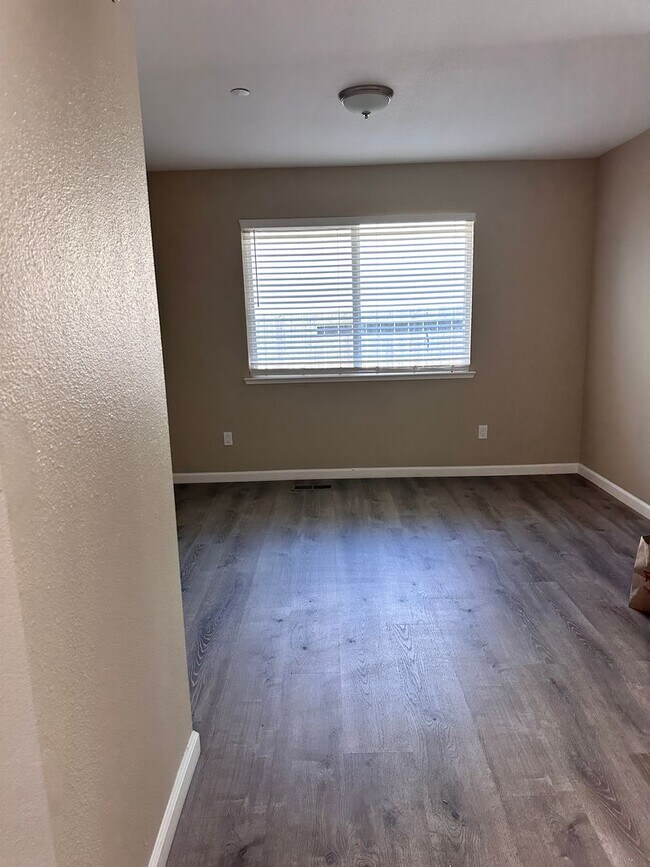 Building Photo - 6 bedroom/ 2.5 bath in Rohnert Park