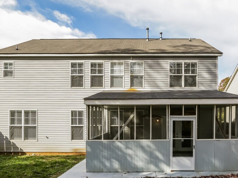 Building Photo - 8264 Chatham Oaks Dr