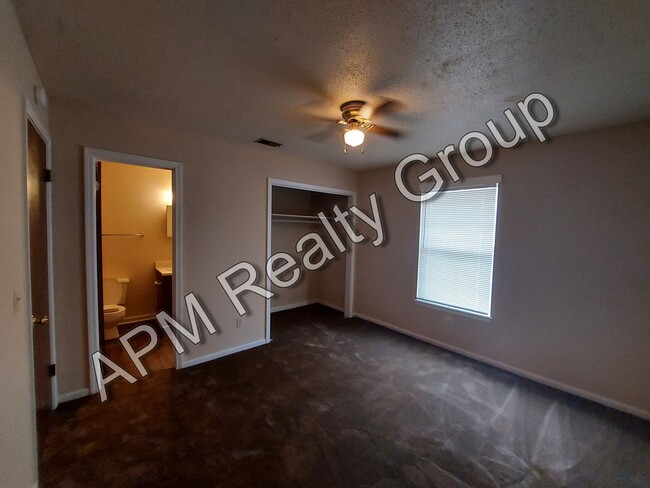 Building Photo - Upstairs two-bedroom apartment