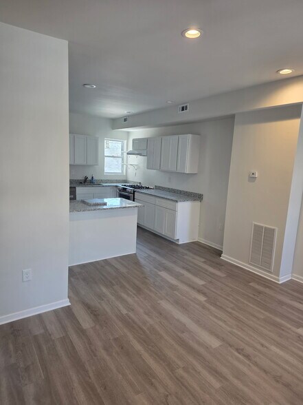 Building Photo - 2927 Oakley Ave