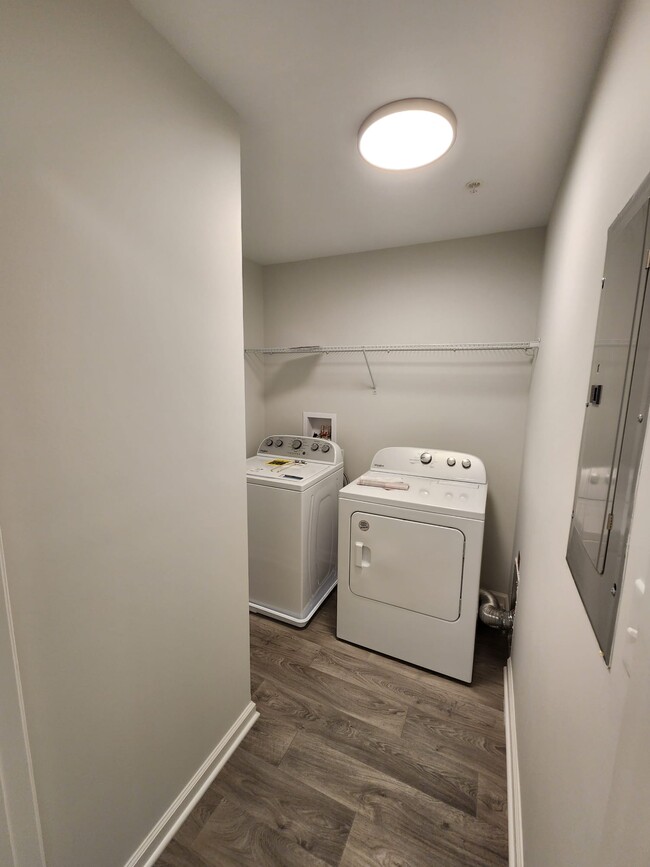 Walk-in Laundry - 13111 Millhaven Pl