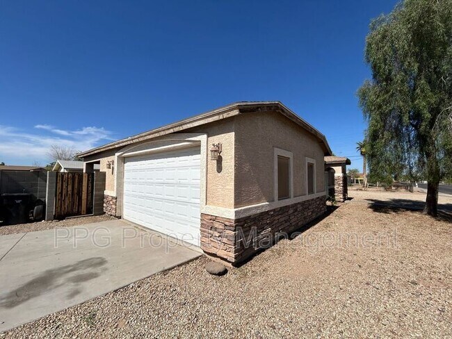 Building Photo - 15601 N Verde St