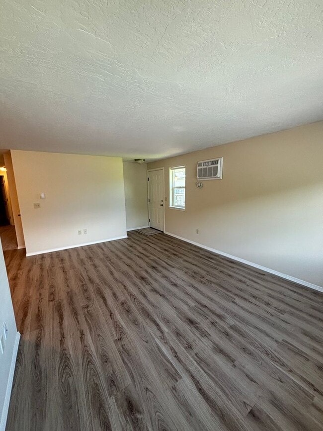 Building Photo - 13th St Townhome