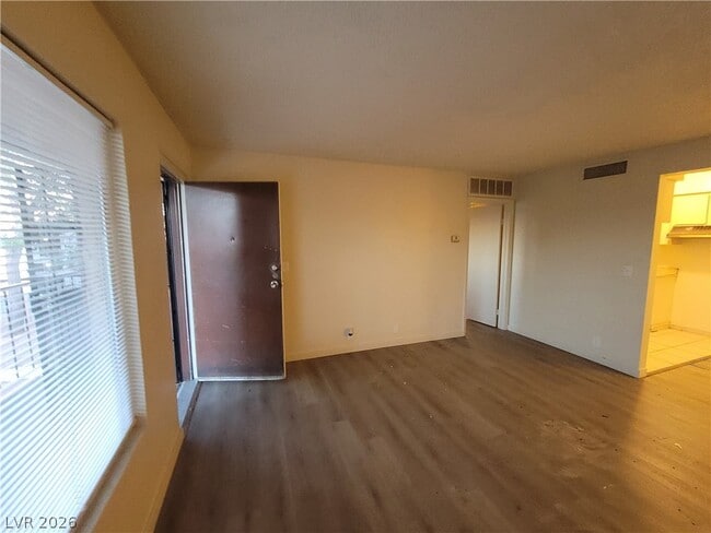 Building Photo - 615 S Royal Crest Cir
