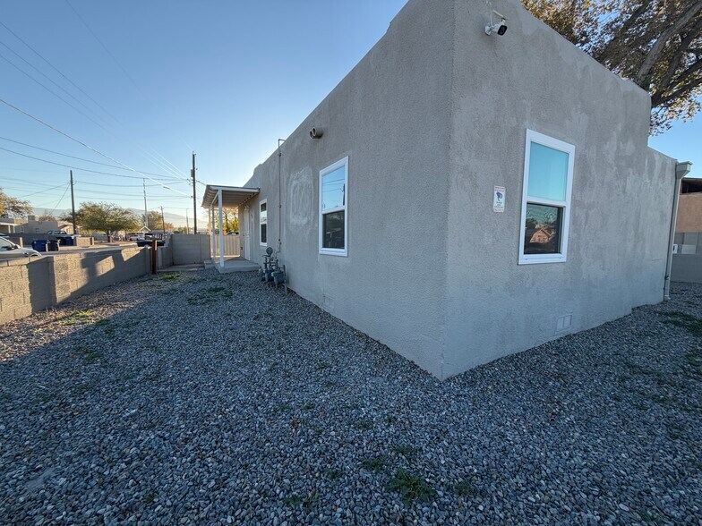 Building Photo - 216 Veranda Rd NW