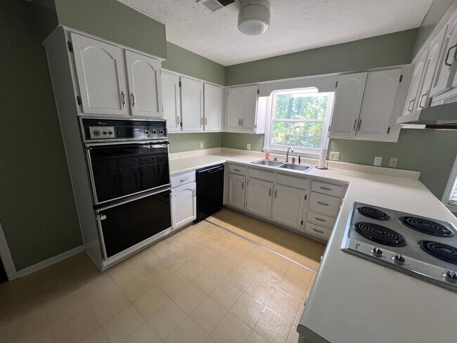 Building Photo - 1402 Northgate Dr