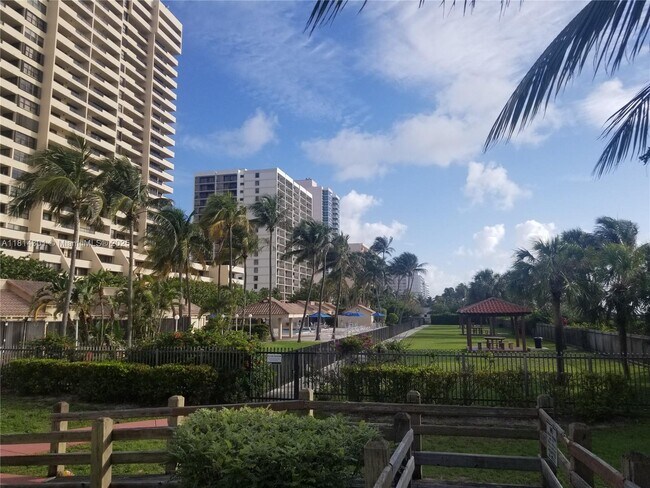 Building Photo - 2555 Collins Ave