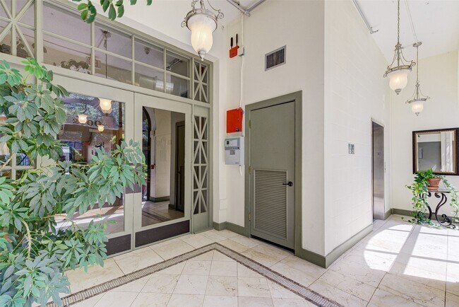 Building Photo - 2700 Albany St