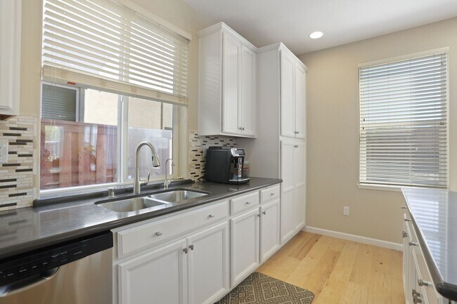 Building Photo - Beautiful home in desirable Spring Lake community Woodland